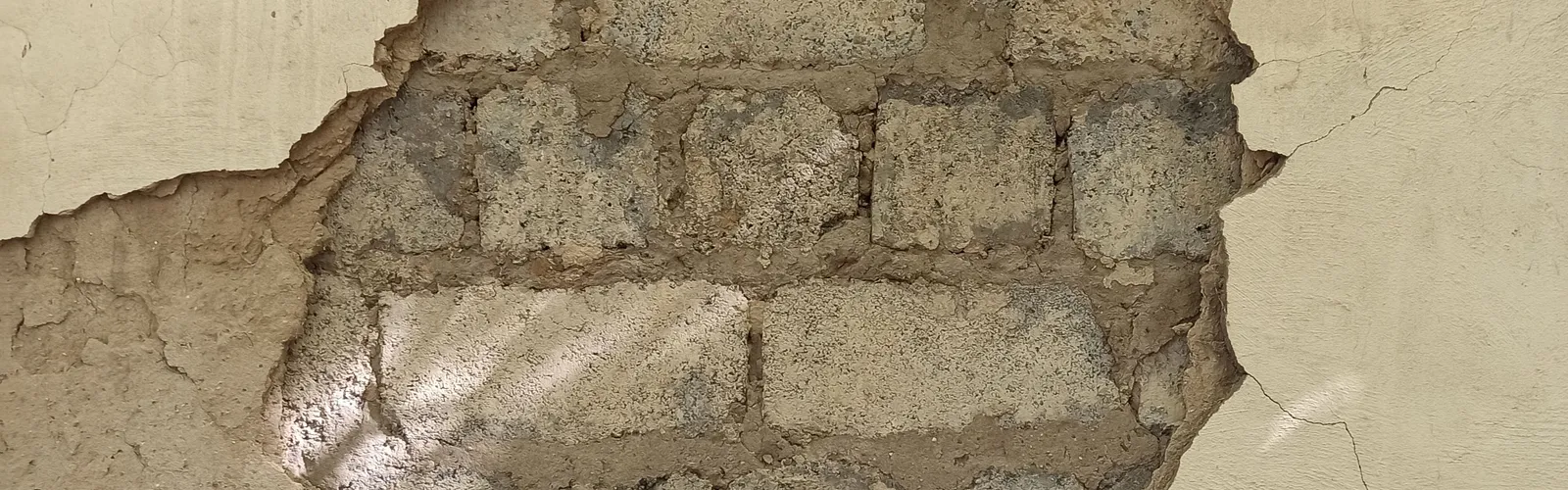 Detalle de daño en fábrica de obra por humedad